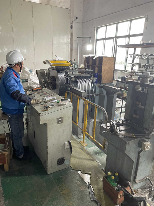 son şirket davası hakkında sac kesme makinesi için küçük atölye paslanmaz çelik bobinler döner kesme bıçağı